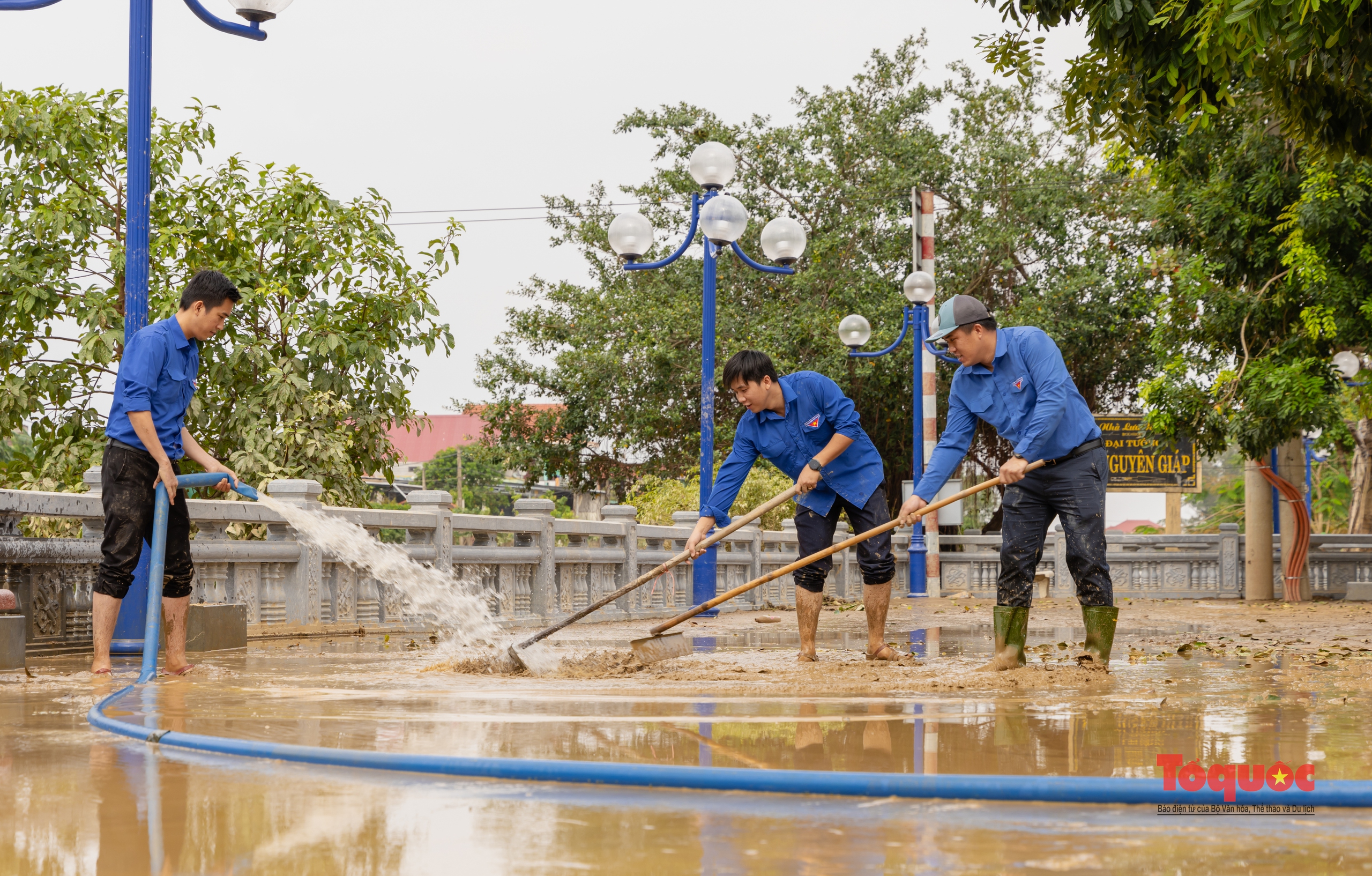 Tổng lực dọn vệ sinh sau lũ ở Quảng Bình - Ảnh 13. Tổng lực dọn vệ sinh sau lũ ở Quảng Bình - Ảnh 13.