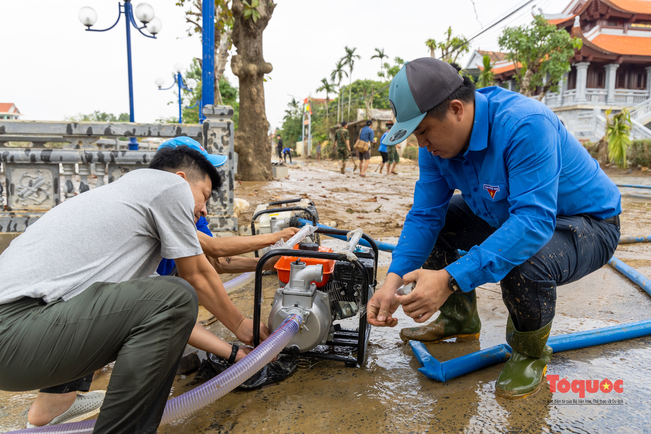 Tổng lực dọn vệ sinh sau lũ ở Quảng Bình - Ảnh 12. Tổng lực dọn vệ sinh sau lũ ở Quảng Bình - Ảnh 12.