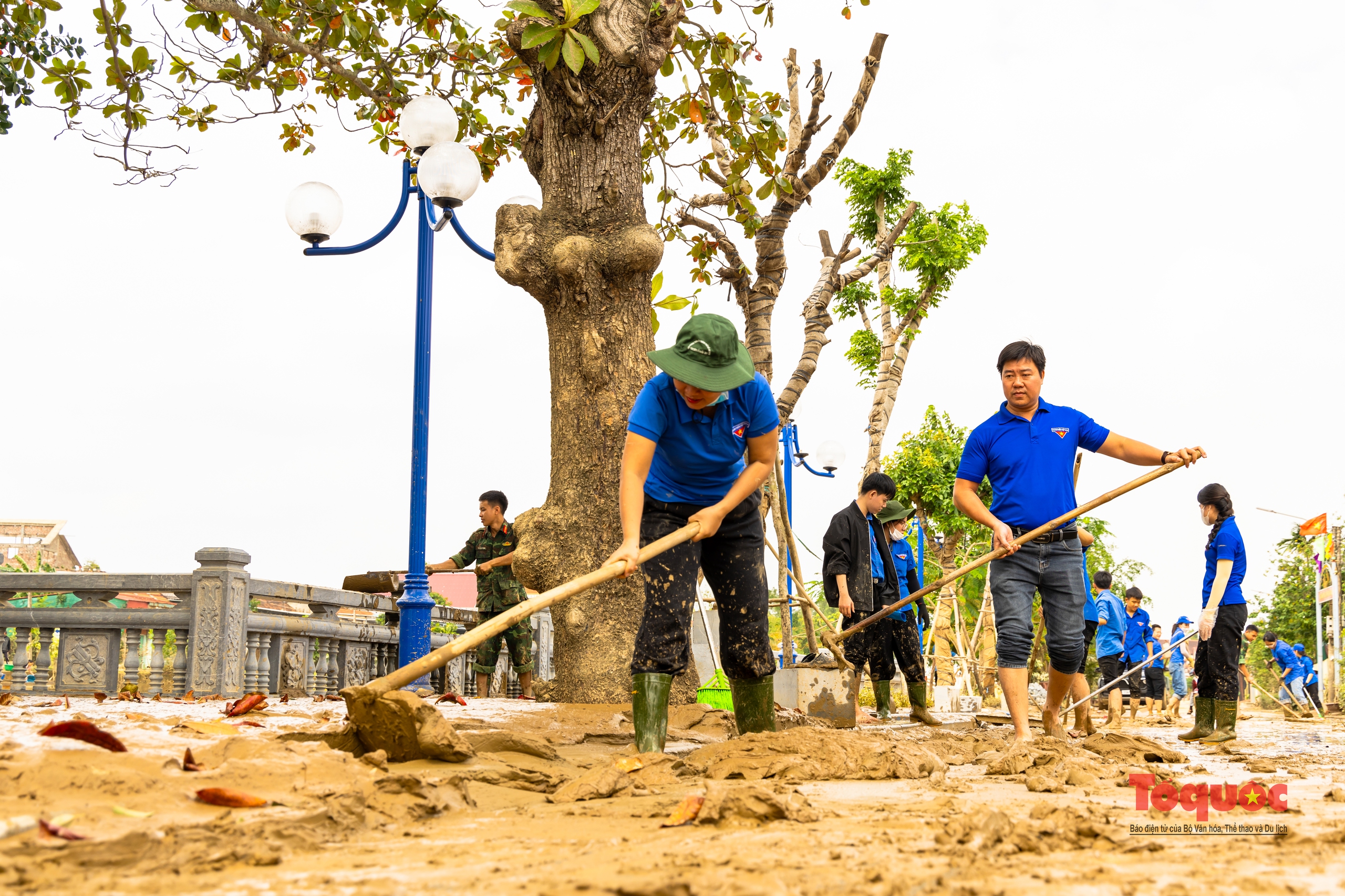 Tổng lực dọn vệ sinh sau lũ ở Quảng Bình - Ảnh 10. Tổng lực dọn vệ sinh sau lũ ở Quảng Bình - Ảnh 10.