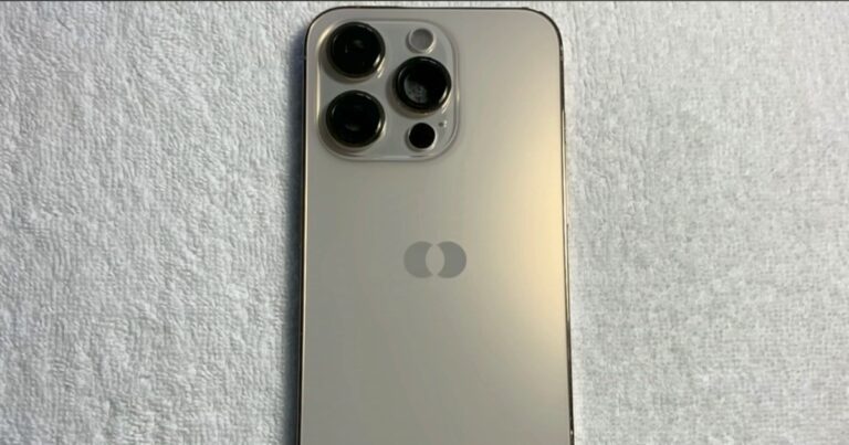 Chiếc iPhone độc lạ không có logo Apple