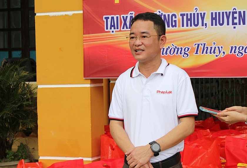 Báo Pháp luật Việt Nam trao hơn 300 suất quà cho người dân vùng lũ Quảng Bình Báo Pháp luật Việt Nam trao hơn 300 suất quà cho người dân vùng lũ Quảng Bình