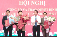 Lãnh đạo tỉnh Sơn La trao quyết định về công tác cán bộ.