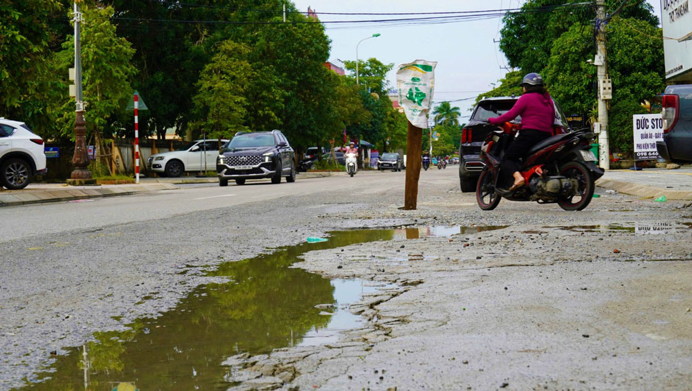 Tuyến đường Hùng Vương ở thị xã Ba Đồn bị sụt lún, ô nhiễm sau khi dự án thi công dang dở rồi bỏ hoang Tuyến đường Hùng Vương ở thị xã Ba Đồn bị sụt lún, ô nhiễm sau khi dự án thi công dang dở rồi bỏ hoang
