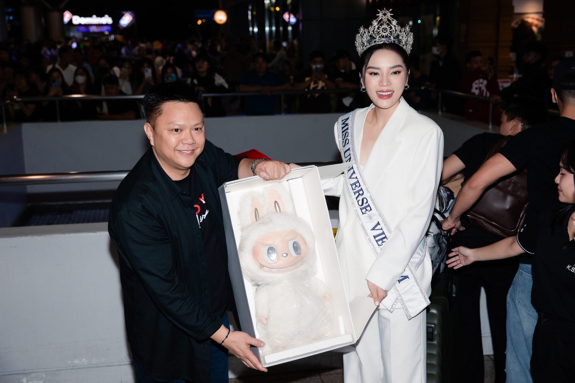 Chủ tịch Miss Universe Vietnam nói 1 câu về bố mẹ Kỳ Duyên khiến netizen rần rần phản đối- Ảnh 3. Chủ tịch Miss Universe Vietnam nói 1 câu về bố mẹ Kỳ Duyên khiến netizen rần rần phản đối- Ảnh 3.