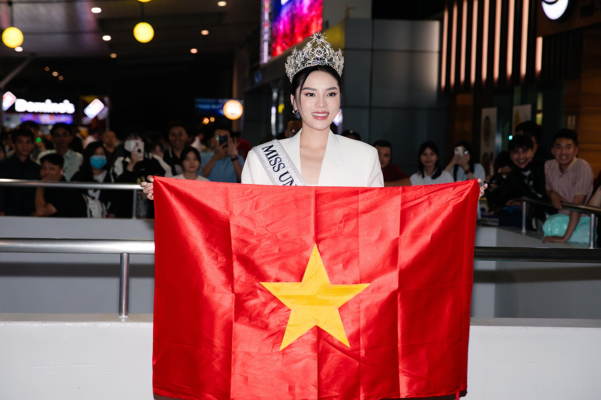 Chủ tịch Miss Universe Vietnam nói 1 câu về bố mẹ Kỳ Duyên khiến netizen rần rần phản đối- Ảnh 5. Chủ tịch Miss Universe Vietnam nói 1 câu về bố mẹ Kỳ Duyên khiến netizen rần rần phản đối- Ảnh 5.