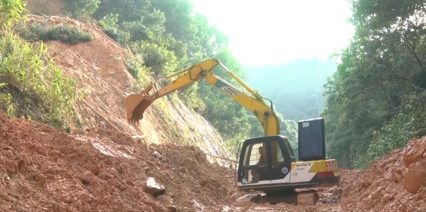 Quảng Bình: Tiến độ thông tuyến quốc lộ sạt lở gặp trở ngại do mưa lớn- Ảnh 3. Quảng Bình: Tiến độ thông tuyến quốc lộ sạt lở gặp trở ngại do mưa lớn- Ảnh 3.