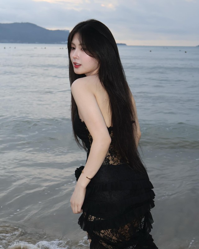 Nữ Tiktok từng bị tố đi khách khoe dáng cực nuột bên bờ biển - Hình 3 Nu Tiktok tung bi to di khach khoe dang cuc nuot ben bo bien-Hinh-3