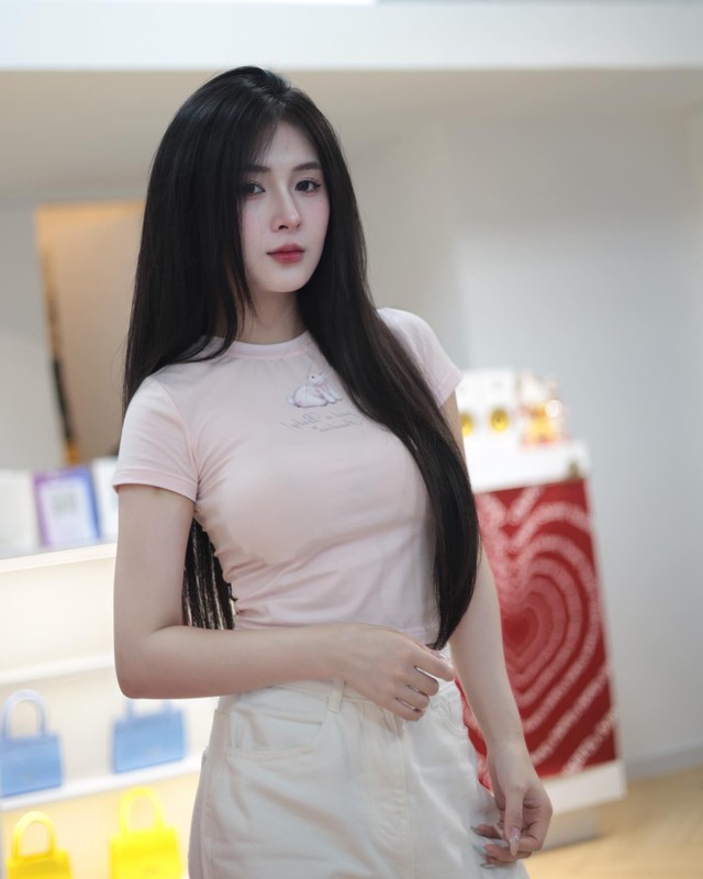 Nữ Tiktok từng bị tố đi khách khoe dáng cực nuột bên bờ biển - Hình 10 Nu Tiktok tung bi to di khach khoe dang cuc nuot ben bo bien-Hinh-10
