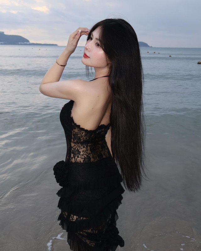 Nữ Tiktok từng bị tố đi khách khoe dáng cực nuột bên bờ biển - Hình 2 Nu Tiktok tung bi to di khach khoe dang cuc nuot ben bo bien-Hinh-2