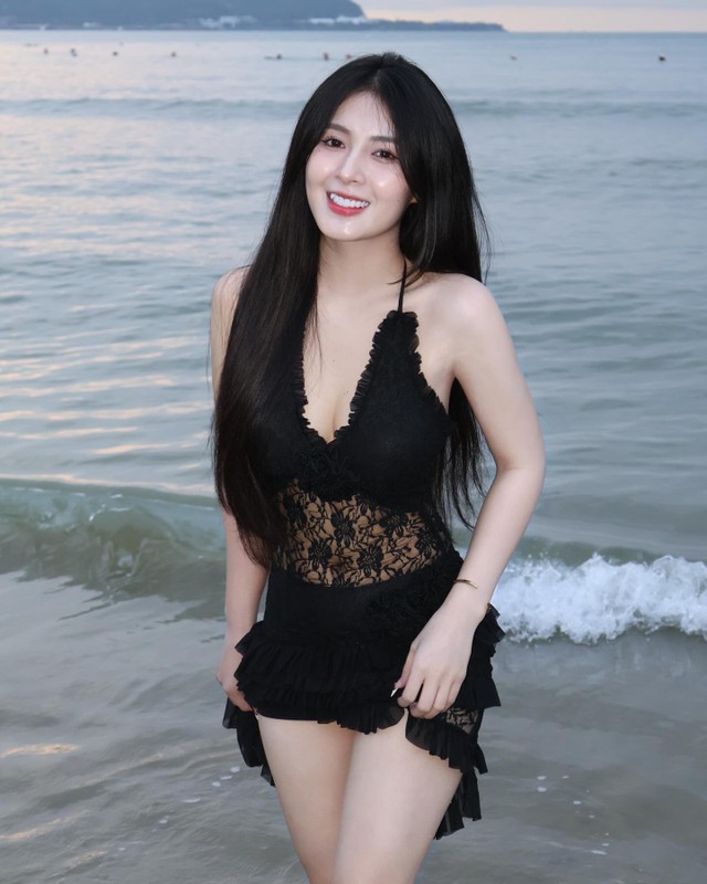 Nữ Tiktok từng bị tố đi khách khoe dáng cực nuột bên bờ biển - Hình 5 Nu Tiktok tung bi to di khach khoe dang cuc nuot ben bo bien-Hinh-5