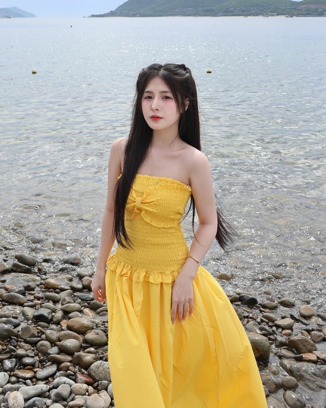 Nữ Tiktok từng bị tố đi khách khoe dáng cực nuột bên bờ biển - Hình 8 Nu Tiktok tung bi to di khach khoe dang cuc nuot ben bo bien-Hinh-8