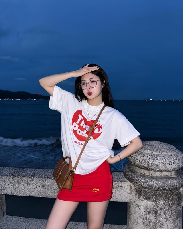 Nữ Tiktok từng bị tố đi khách khoe dáng cực nuột bên bờ biển - Hình 6 Nu Tiktok tung bi to di khach khoe dang cuc nuot ben bo bien-Hinh-6