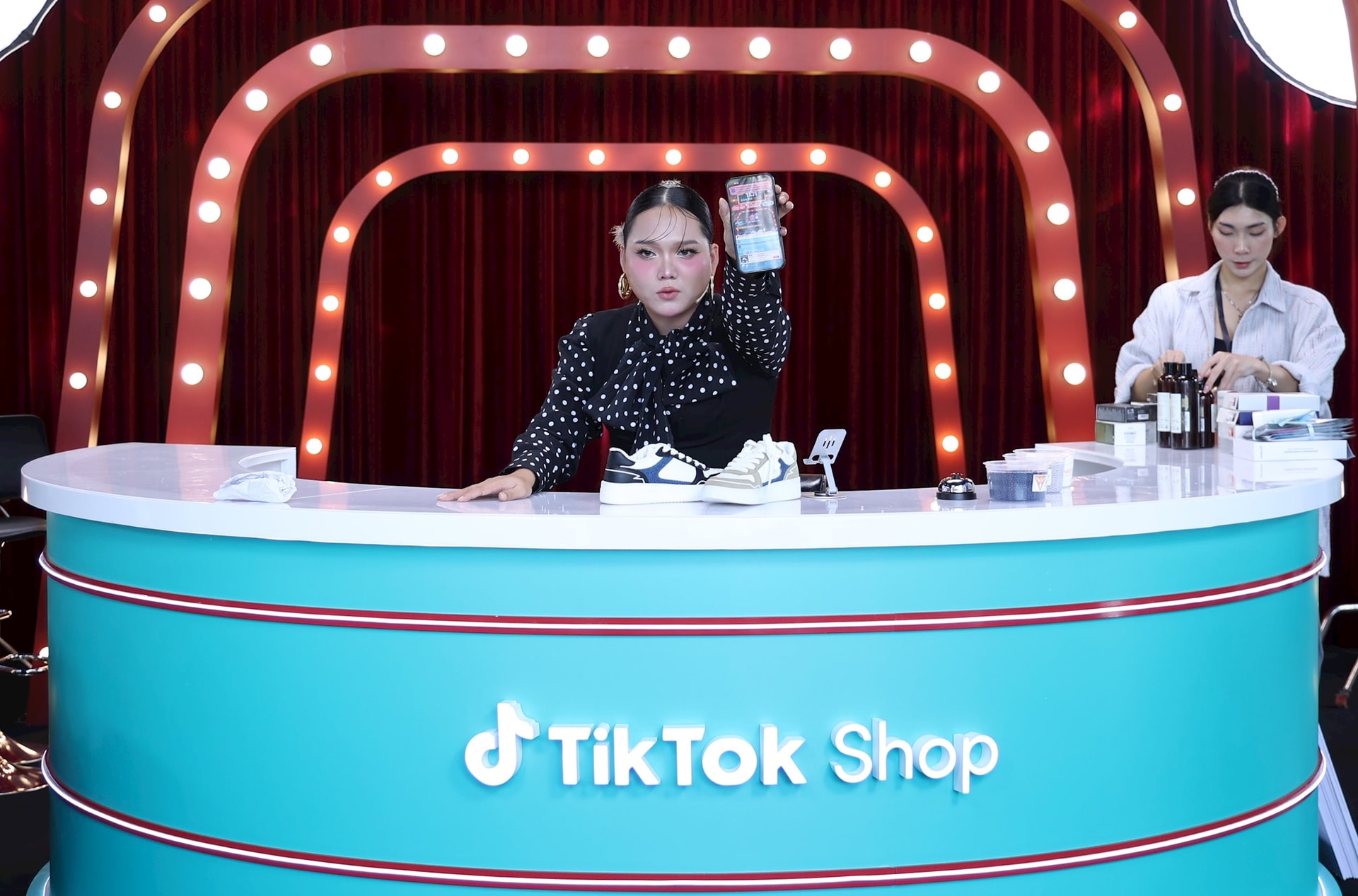 Cuộc đua khốc liệt ngày 11/11 giữa các sàn TMĐT: TikTok Shop và Shopee mời 2 dàn “anh trai” đến trợ lực, Lazada đưa Phương Anh Đào tới livestream tại kho hàng- Ảnh 2. Cuộc đua khốc liệt ngày 11/11 giữa các sàn TMĐT: TikTok Shop và Shopee mời 2 dàn “anh trai” đến trợ lực, Lazada đưa Phương Anh Đào tới livestream tại kho hàng- Ảnh 2.