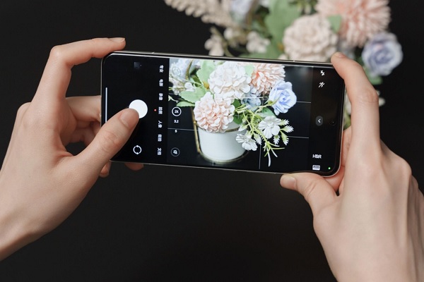 A camera lens on a phone
Description automatically generated