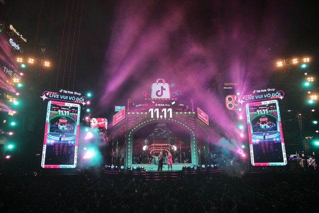 14 tiếng livestream 'thả ga' tại Phố đi bộ Nguyễn Huệ: TikTok Shop 'chơi lớn' mừng 11.11 ảnh 2