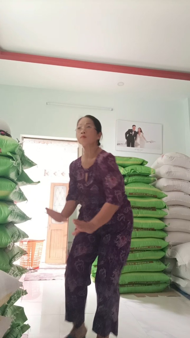 Netizen rần rần vì "cô bán gạo", hot cỡ nào mà Trúc Nhân phải bình luận "xin xỏ"? ảnh 2