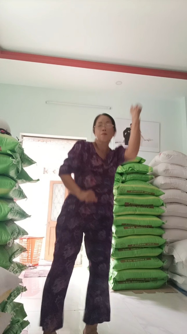 Netizen rần rần vì "cô bán gạo", hot cỡ nào mà Trúc Nhân phải bình luận "xin xỏ"? ảnh 3