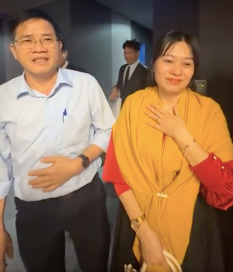 Nhìn mẹ Thanh Thuỷ liên tục khóc nức nở, netizen chợt hiểu ra lý do cô gái Đà Nẵng xuất sắc đăng quang Hoa hậu Quốc tế- Ảnh 2. Nhìn mẹ Thanh Thuỷ liên tục khóc nức nở, netizen chợt hiểu ra lý do cô gái Đà Nẵng xuất sắc đăng quang Hoa hậu Quốc tế- Ảnh 2.