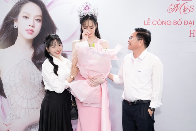 Nhìn mẹ Thanh Thuỷ liên tục khóc nức nở, netizen chợt hiểu ra lý do cô gái Đà Nẵng xuất sắc đăng quang Hoa hậu Quốc tế- Ảnh 4. Nhìn mẹ Thanh Thuỷ liên tục khóc nức nở, netizen chợt hiểu ra lý do cô gái Đà Nẵng xuất sắc đăng quang Hoa hậu Quốc tế- Ảnh 4.