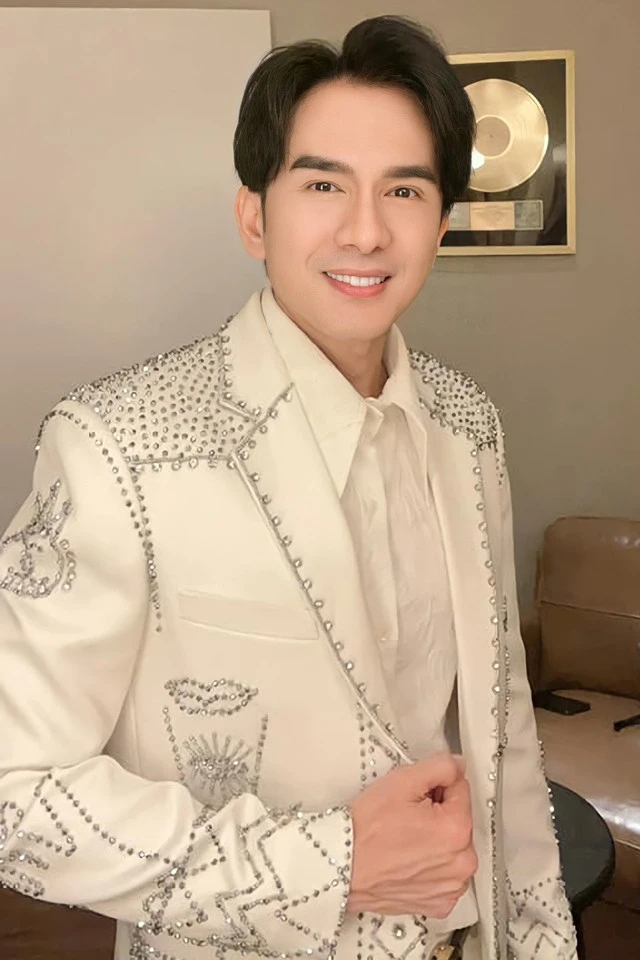 Netizen đòi "lập biên bản" 1 nam ca sĩ vì dám tiết lộ điều này tại concert Anh Trai Vượt Ngàn Chông Gai- Ảnh 4. Netizen đòi "lập biên bản" 1 nam ca sĩ vì dám tiết lộ điều này tại concert Anh Trai Vượt Ngàn Chông Gai- Ảnh 4.