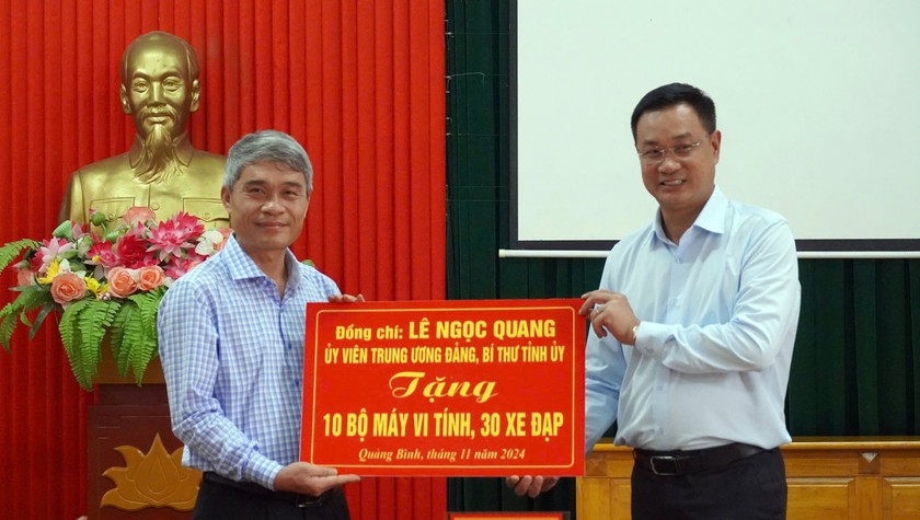 Bí thư Tỉnh ủy Quảng Bình Lê Ngọc Quang tặng quà cho huyện Minh Hóa. Bí thư Tỉnh ủy Quảng Bình Lê Ngọc Quang tặng quà cho huyện Minh Hóa.