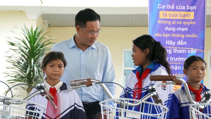 Bí thư Tỉnh ủy Quảng Bình Lê Ngọc Quang tặng xe đạp cho những học sinh vượt khó. Bí thư Tỉnh ủy Quảng Bình Lê Ngọc Quang tặng xe đạp cho những học sinh vượt khó.