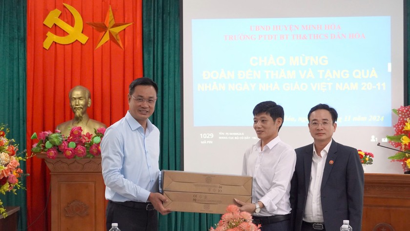 Bí thư Tỉnh ủy Lê Ngọc Quang tặng quà cho Trường phổ thông dân tộc bán trú tiểu học và THCS Dân Hóa (Minh Hóa). Bí thư Tỉnh ủy Lê Ngọc Quang tặng quà cho Trường phổ thông dân tộc bán trú tiểu học và THCS Dân Hóa (Minh Hóa).