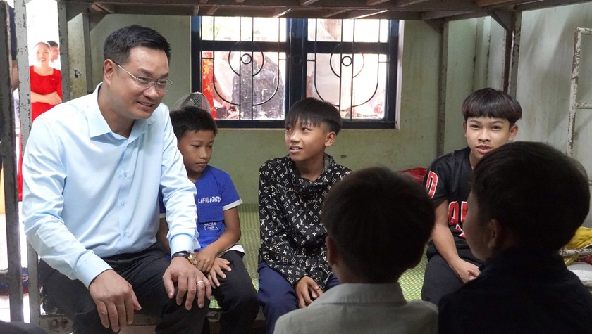 Bí thư Tỉnh ủy Quảng Bình quan tâm, chăm lo giáo dục vùng khó. Bí thư Tỉnh ủy Quảng Bình quan tâm, chăm lo giáo dục vùng khó.