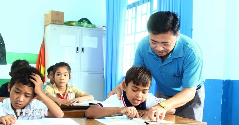 Người thầy giáo gần 30 năm gắn bó với học sinh dân tộc Chứt ở Quảng Bình