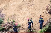 Cảnh sát cứu 1 phụ nữ trong đám cháy rừng