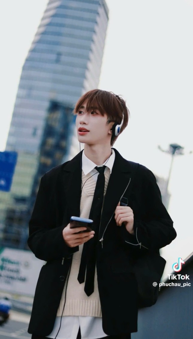 TP.HCM: Gen Z rủ nhau “lên đồ” bắt trend chụp ảnh đường phố tại cầu Ba Son ảnh 3