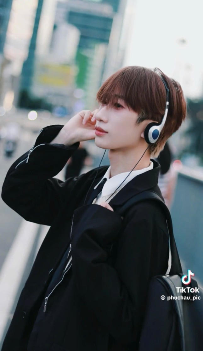 TP.HCM: Gen Z rủ nhau “lên đồ” bắt trend chụp ảnh đường phố tại cầu Ba Son ảnh 2