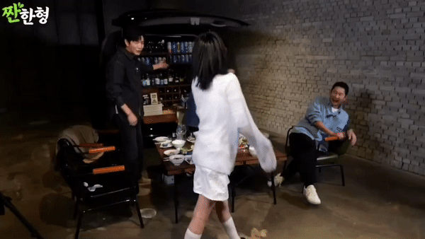 1 sao nữ hạng A say khướt trên sóng truyền hình, còn có hành động mất kiểm soát khiến netizen hoang mang- Ảnh 2. 1 sao nữ hạng A say khướt trên sóng truyền hình, còn có hành động mất kiểm soát khiến netizen hoang mang- Ảnh 2.