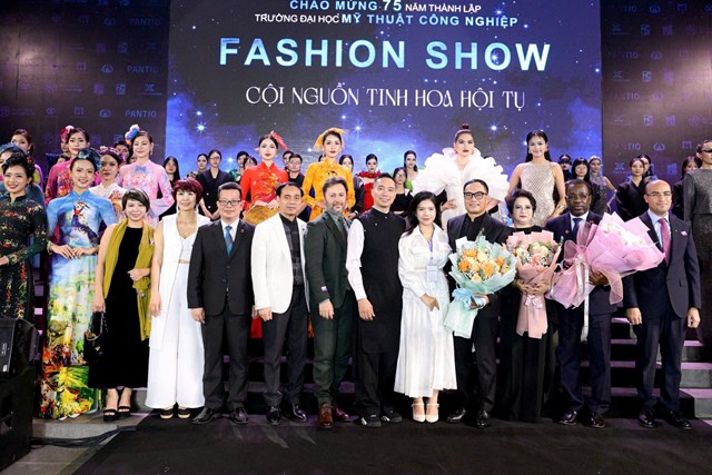 Đạo diễn Đỗ Bảo Ngọc chụp hình lưu niệm cùng Ban lãnh đạo Trường ĐH Mỹ thuật CN, Đại sứ các nước, cùng các khách mời tham dự sự kiện. Đạo diễn Đỗ Bảo Ngọc chụp hình lưu niệm cùng Ban lãnh đạo Trường ĐH Mỹ thuật CN, Đại sứ các nước, cùng các khách mời tham dự sự kiện.