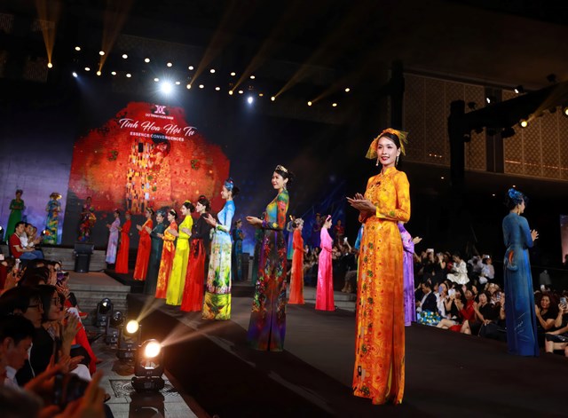 Fashion Show “Cội Nguồn Tinh Hoa Hội Tụ” là bữa tiệc thời trang mang nhiều màu sắc ý nghĩa bởi đây là sự tri ân của các thế hệ học trò, tinh hoa của trường Đại học Mỹ Thuật Công nghiệp Hà Nội “báo cáo” thành tích với các Thầy Cô. Fashion Show “Cội Nguồn Tinh Hoa Hội Tụ” là bữa tiệc thời trang mang nhiều màu sắc ý nghĩa bởi đây là sự tri ân của các thế hệ học trò, tinh hoa của trường Đại học Mỹ Thuật Công nghiệp Hà Nội “báo cáo” thành tích với các Thầy Cô.