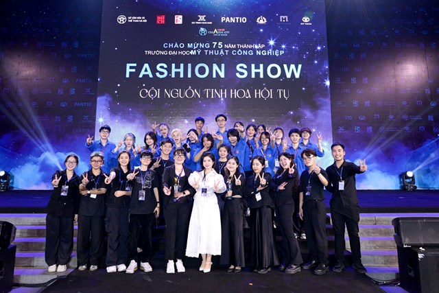 Đạo diễn Đỗ Bảo Ngọc cùng Ekip thực hiện Fashion Show “Cội nguồn tinh hoa hội tụ”. Đạo diễn Đỗ Bảo Ngọc cùng Ekip thực hiện Fashion Show “Cội nguồn tinh hoa hội tụ”.
