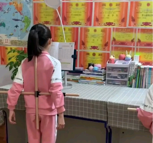 2 học sinh tiểu học thức dậy từ 5h sáng để đọc sách, chưa kịp khen, netizen đã giận dữ khi thấy thứ sau lưng các em- Ảnh 2. 2 học sinh tiểu học thức dậy từ 5h sáng để đọc sách, chưa kịp khen, netizen đã giận dữ khi thấy thứ sau lưng các em- Ảnh 2.