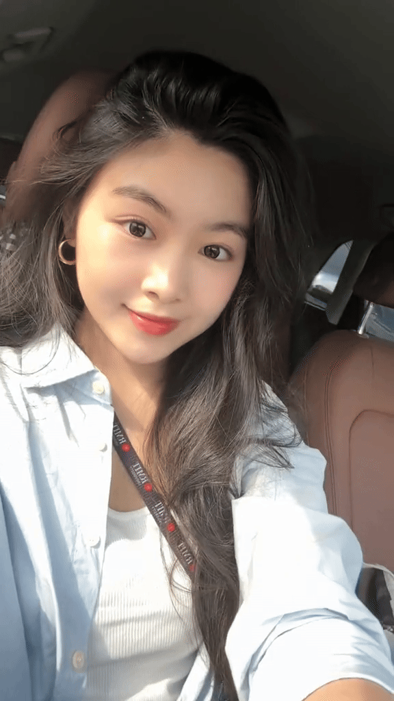 Lọ Lem tự lái xe Audi đến trường, lần đầu tiết lộ về nơi đang theo học, netizen thốt lên: Quá giàu!- Ảnh 2. Lọ Lem tự lái xe Audi đến trường, lần đầu tiết lộ về nơi đang theo học, netizen thốt lên: Quá giàu!- Ảnh 2.