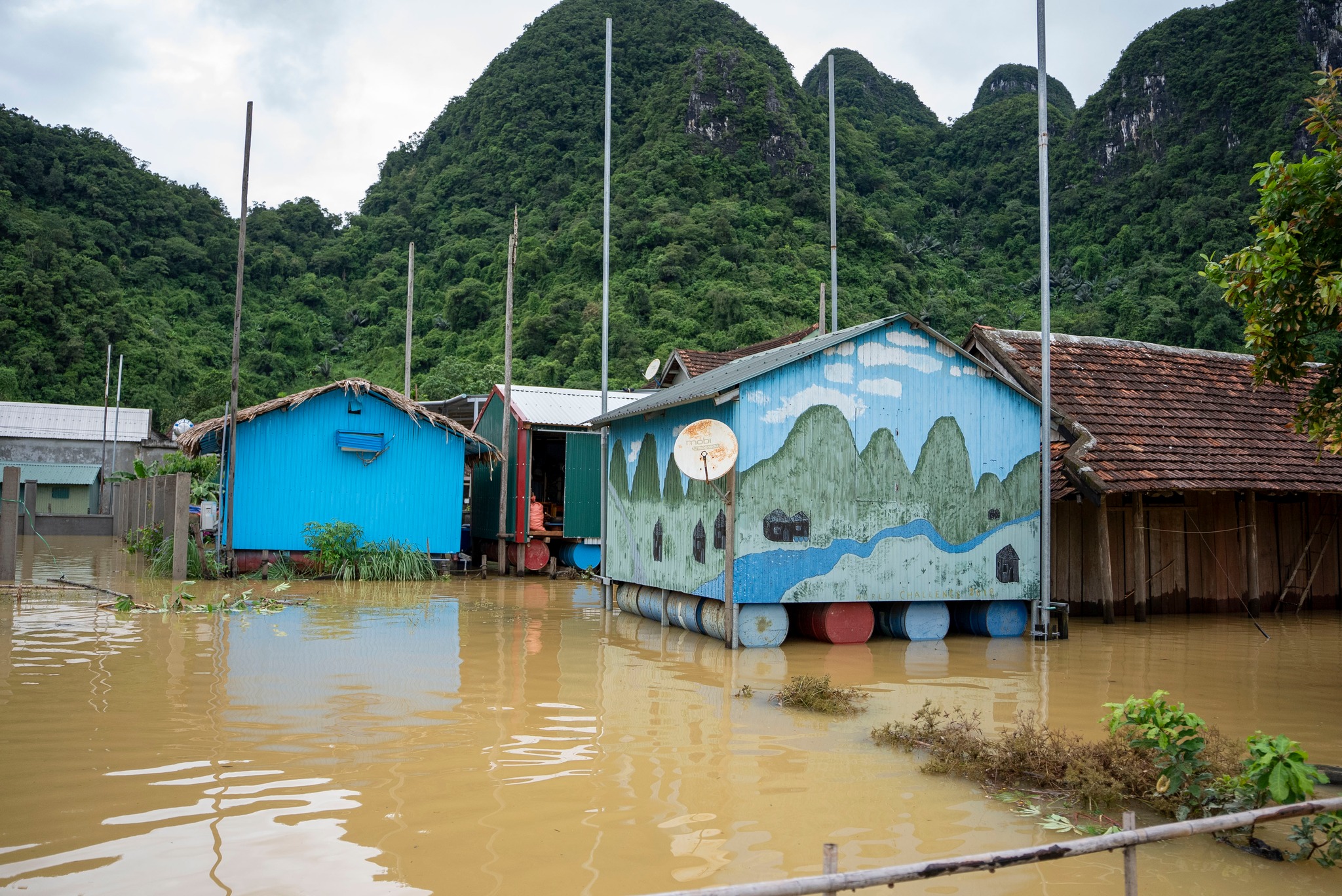 Du khách chèo SUP, ở nhà phao, trải nghiệm vùng Du khách chèo SUP, ở nhà phao, trải nghiệm vùng
