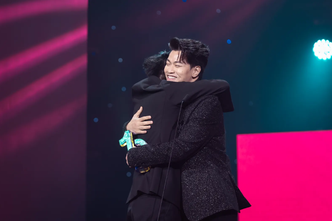 Ninh Anh Bùi – Từ nhân viên văn phòng đến biểu tượng sáng tạo tại TikTok Awards Việt Nam 2024