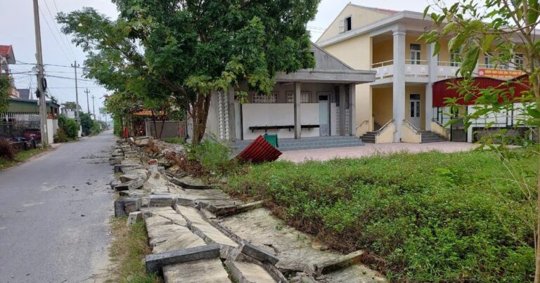 Quảng Bình: Gần 30m tường rào trường học bất ngờ đổ sập