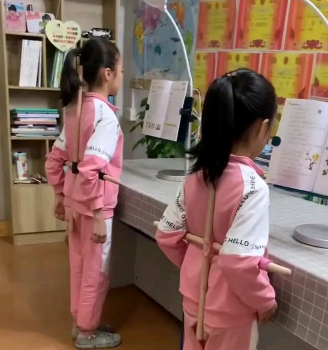 2 học sinh tiểu học thức dậy từ 5h sáng để đọc sách, chưa kịp khen, netizen đã giận dữ khi thấy thứ sau lưng các em- Ảnh 1. 2 học sinh tiểu học thức dậy từ 5h sáng để đọc sách, chưa kịp khen, netizen đã giận dữ khi thấy thứ sau lưng các em- Ảnh 1.