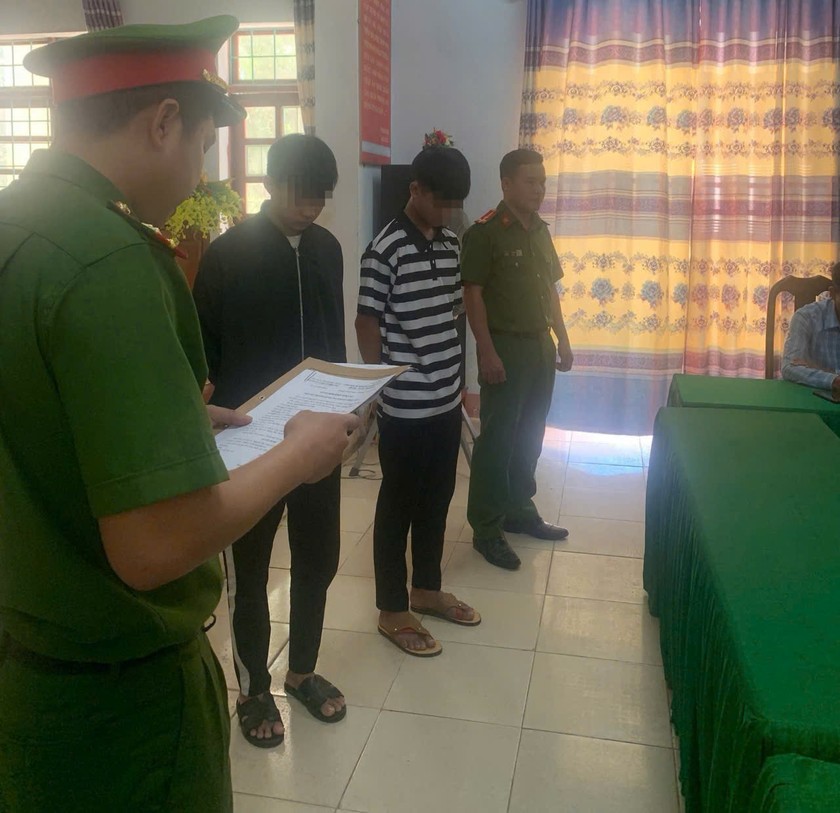 Cơ quan CSĐT - Công an huyện Quảng Trạch tống đạt Quyết định khởi tố bị can và cấm đi khỏi nơi cư trú đối với 2 nam sinh ở xã Quảng Hợp. Cơ quan CSĐT - Công an huyện Quảng Trạch tống đạt Quyết định khởi tố bị can và cấm đi khỏi nơi cư trú đối với 2 nam sinh ở xã Quảng Hợp.