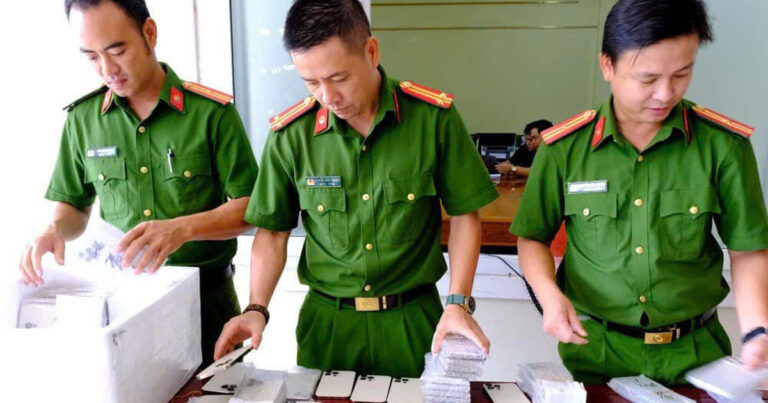 Phó thủ tướng khen công an phá đường dây buôn bán điện thoại giả iPhone, Samsung ở TP.HCM