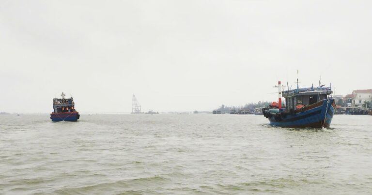 Tìm tàu cá cùng 2 ngư dân Quảng Bình mất kết nối 9 ngày trên biển