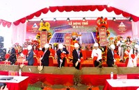 Các đại biểu thực hiện nghi lễ động thổ dự án.