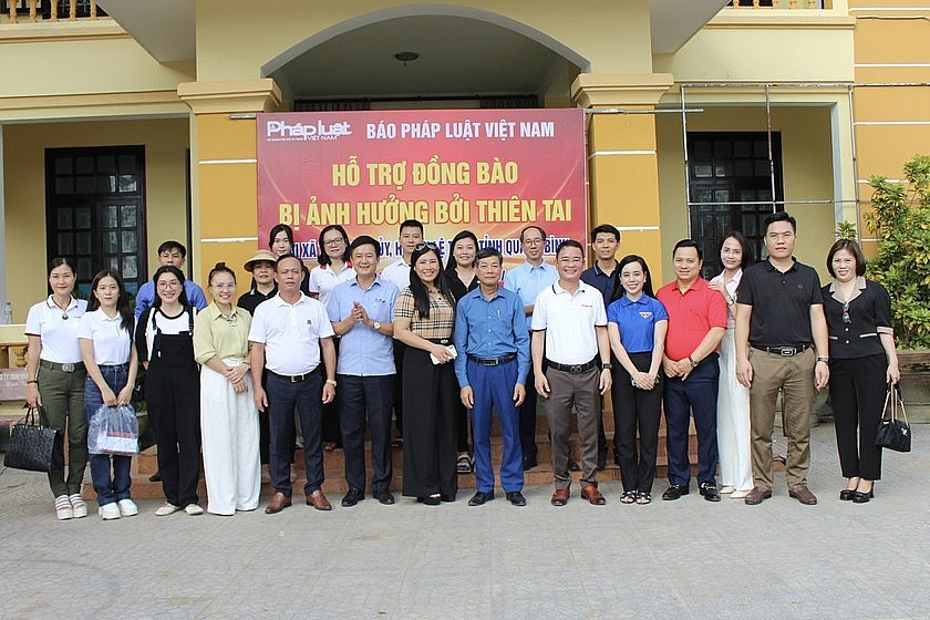 Báo Pháp luật Việt Nam trao hơn 300 suất quà cho người dân vùng lũ Quảng Bình Báo Pháp luật Việt Nam trao hơn 300 suất quà cho người dân vùng lũ Quảng Bình