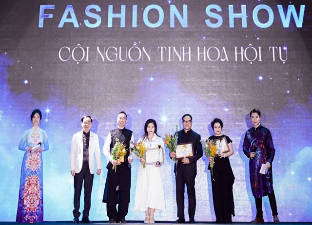 Thầy Phạm Hùng Cường - P. BT Đảng Uỷ, Hiệu trưởng Trường Đại học MTCN trao kỷ niệm chương và bằng chứng nhận cùng hoa và quà lưu niệm cho BTC & đại diện : Thầy Vũ Chí Công, Nhà thiết kế Đỗ Trịnh Hoài Nam, Nhà thiết kế Mai Phượng Anh, và Tổng đạo diễn Đỗ Bảo Ngọc. Thầy Phạm Hùng Cường - P. BT Đảng Uỷ, Hiệu trưởng Trường Đại học MTCN trao kỷ niệm chương và bằng chứng nhận cùng hoa và quà lưu niệm cho BTC & đại diện : Thầy Vũ Chí Công, Nhà thiết kế Đỗ Trịnh Hoài Nam, Nhà thiết kế Mai Phượng Anh, và Tổng đạo diễn Đỗ Bảo Ngọc. 