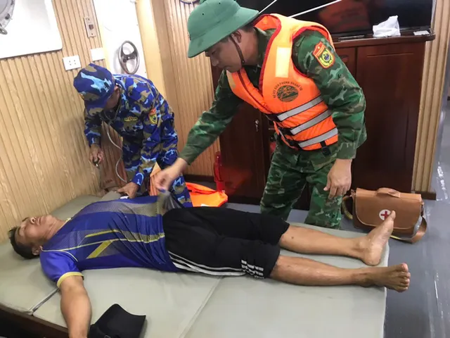 Chìm tàu cá, 5 ngư dân Quảng Bình được cứu sống - Ảnh 1. Chìm tàu cá, 5 ngư dân Quảng Bình được cứu sống - Ảnh 1.