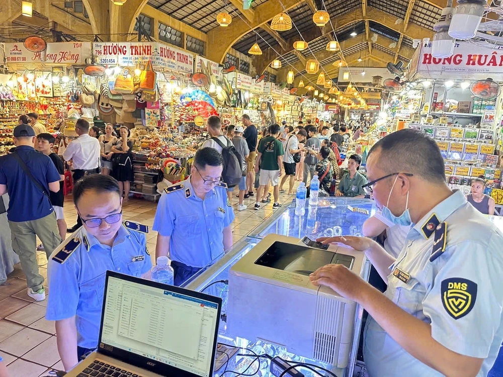 Quản lý thị trường TPHCM kiểm tra hàng hóa có dấu hiệu giả mạo tại chợ Bến Thành, quận 1, TPHCM